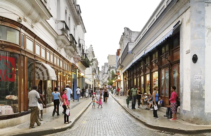 Calle Obispo en La Habana