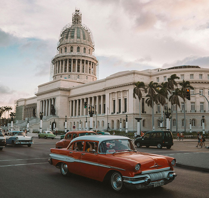 Almendrón frente al Capitolio de La Habana